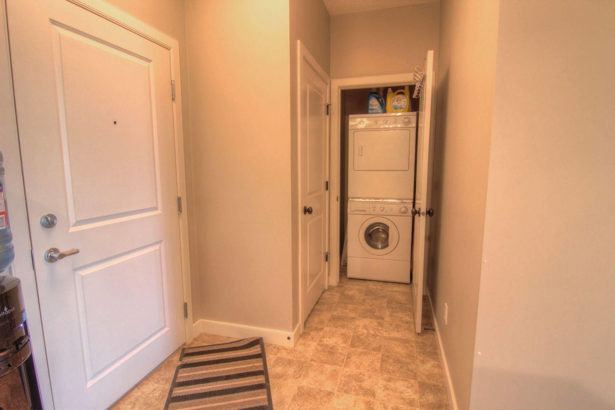 Pinnacle Inn & Suites Aspen Calgary Bagian luar foto